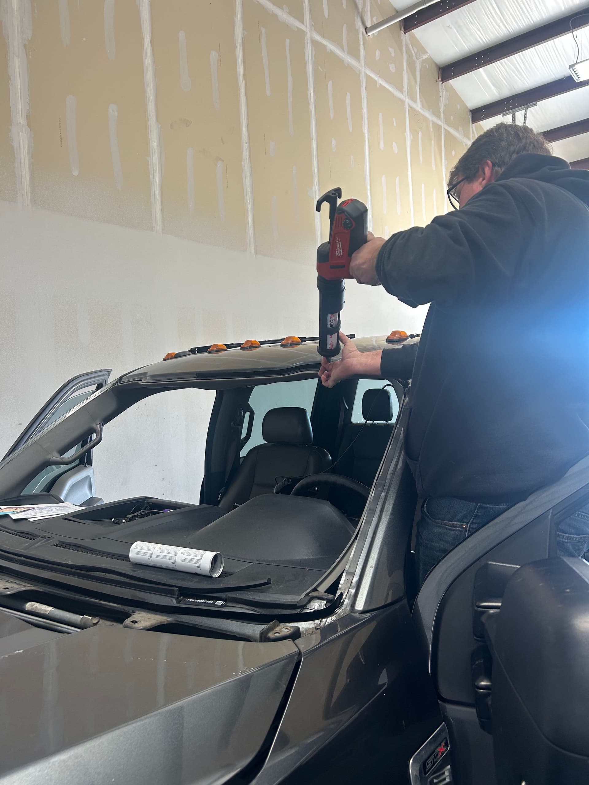 Gallery photos for Ford F350 Windshield Replacement and Repair: Image #4