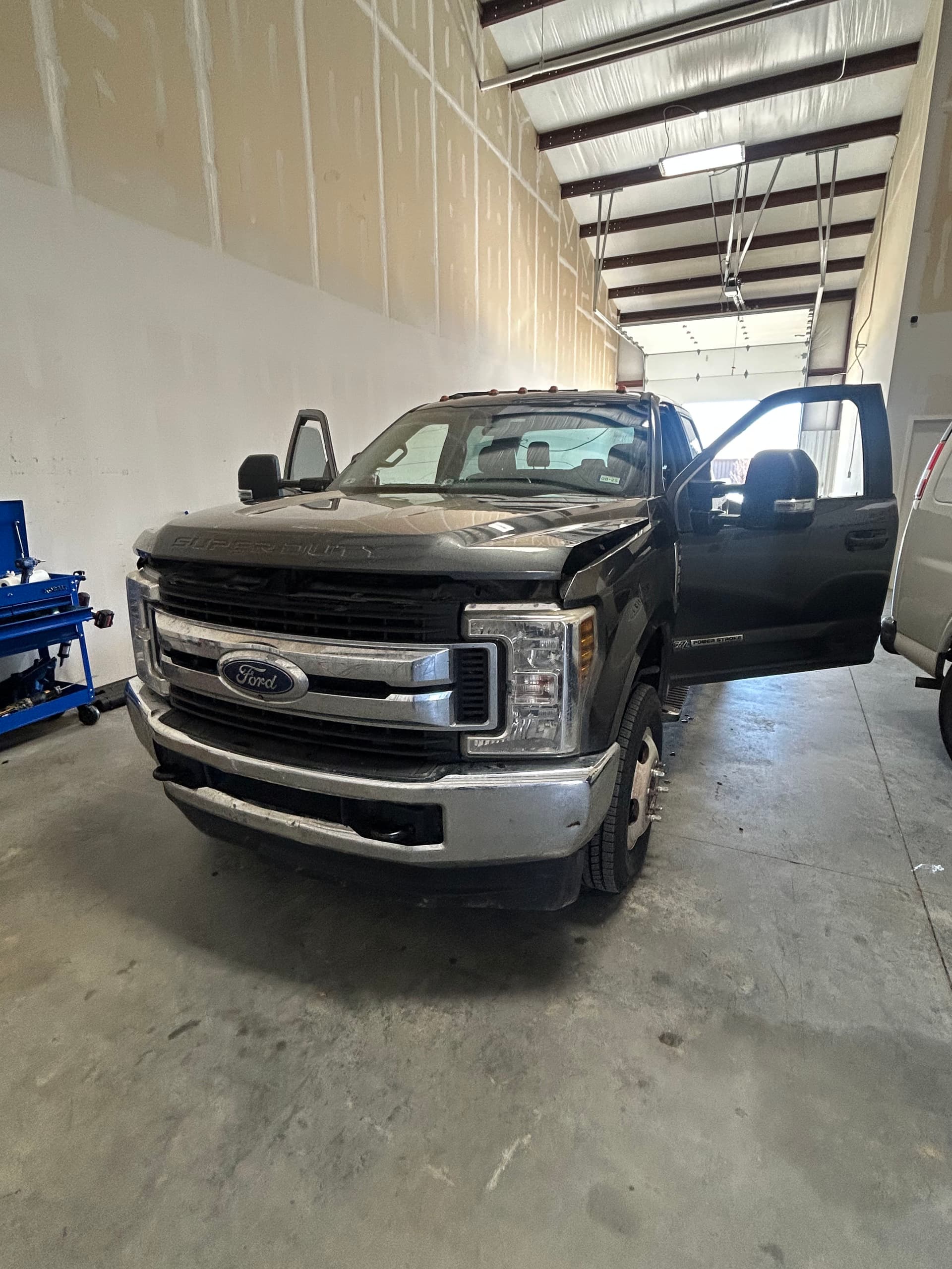 Gallery photos for Ford F350 Windshield Replacement and Repair: Image #2